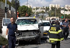 Palestinietis Jeruzalėje savo mikroautobusą nukreipė būrį žmonių.