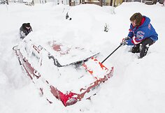 Nuo automobilio valomas sniegas