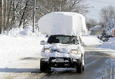 Vairuotojas patingėjo nukasti sniegą nuo savo automibilio stogo