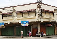 Prie Filipinų artėjant taifūnui uždarytos parduotuvės