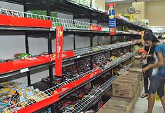 Prie Filipinų artėjant taifūnui žmonės parduotuvėse įsigijo būtiniausių produktų.