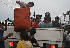 Prie Filipinų artėja galingas taifūnas