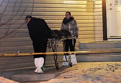 Išvežamas nužudyto žmogaus kūnas