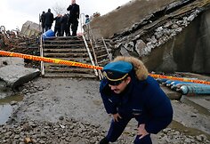 Specialijų tarnybų darbuotojai prie sugriuvusio tilto Kaliningrade