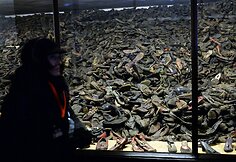 Au&scaron;vico koncentracijos stovyklos belaisvių batų krūva 