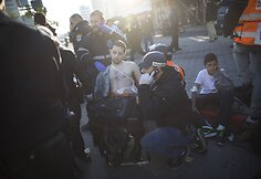 Tel Avivo autobuse palestinietis peiliu sužeidė 10 žmonių.