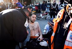 Tel Avivo autobuse palestinietis peiliu sužeidė 10 žmonių.