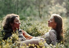 Filmas &bdquo;Sangailė&ldquo; - Aistė Diržiūtė Sangailėje (kairėje) ir Julija Steponaitytė