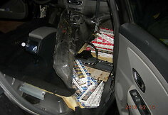 Automobilio dugne paslėptos kontrabandinės cigaretės 