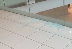 Prekybos centre „Europa“ sudužo stiklo konstrukcija, sumontuota prie laiptų turėklo.