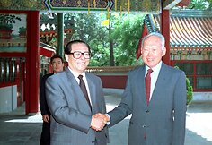 Kinijos prezidenas Jiangas Zeminas ir Lee Kuan Yew (1993 m.)