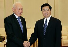 Lee Kuan Yew ir Kinijos prezidentas Hu Jintao (2004 m.)
