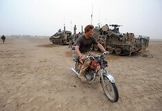 Princas Harry važiuoja „Honda“ motociklu Afganistane (2008 m.)