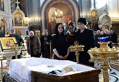 Valentino Rasputino žmona Olga Rasputina (dešinėje) su anūke Antonina (centre)