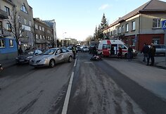 Mopedo &bdquo;Aprilia RS50&ldquo; ir automobilio &bdquo;Nissan Primera&ldquo; avarija Alytuje