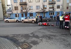 Mopedo &bdquo;Aprilia RS50&ldquo; ir automobilio &bdquo;Nissan Primera&ldquo; avarija Alytuje