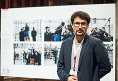 Arashas Khamooshi, „Nenumatytų naujienų“ nuotraukų serijos III vietos laimėtojas, greta savo fotoistorijos, De Nieuwe Kerk bažnyčioje.