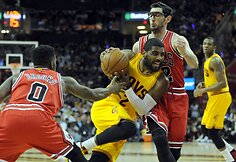 Aaronas Brooksas, Kyrie Irving ir Kirkas Hinrichas
