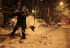 Vyras valo sniegą Niujorke