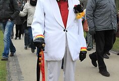 Vyras baltu kostiumu
