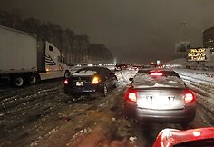 Sniegu ir ledu pasidengusi kelio danga