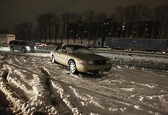 Šalia kelio stovintis automobilis