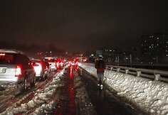 Vyras nusprendė transporto kamštį aplenkti pėsčiomis