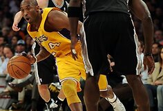 Kobe Bryantas (su kamuoliu)