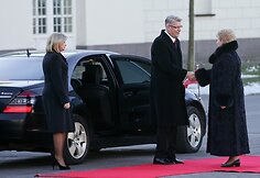 Dalia Grybauskaitė pasitinka Latvijos prezidentą