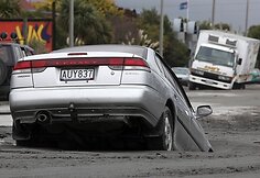 Įgriuvęs automobilis.