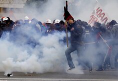 A&scaron;arinėmis dujomis vaikomi protestuotojai