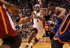 LeBronas Jamesas (centre)