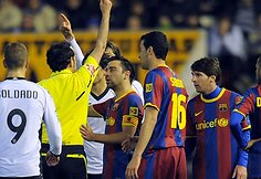 Teisėjas Iturralde Gonzalezas rodo geltonąją kortelę Lioneliui Messi.