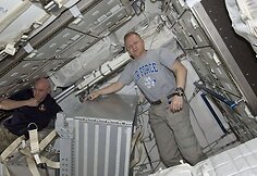 Scottas Kelly (kairėje) ir „Discovery“ erdvėlaivio pilotas Ericas Boe