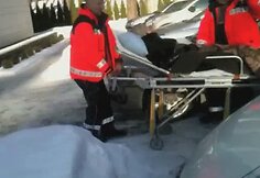 Ant ne&scaron;tuvų gulinti dainininkė Mia