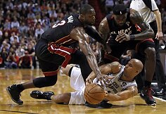 Dwyane'as Wade'as, LeBronas Jamesas ir Richardas Jeffersonas (su kamuoliu)