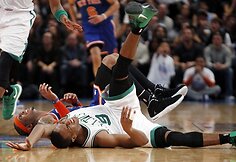Nugriuvę Rajonas Rondo (balta apranga) ir Carmelo Anthony
