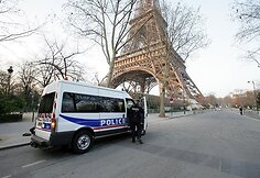Policijos automobilis netoli Eifelio bok&scaron;to