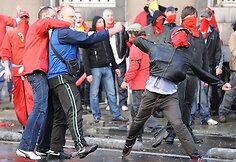 Akmenis svaidantys protestuotojai.