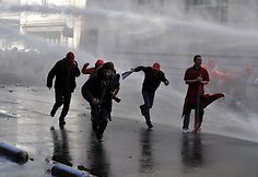 Vandens srove vaikomi protestuotojai.