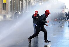 Vandens srove vaikomi protestuotojai.