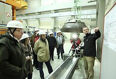 Gidas lankytojomas pasakoja apie atominę elektrinę.