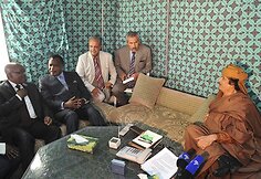 Pietų Afrikos Respublikos prezidentas Jacobas Zuma (kairėje), Kongo Respublikos prezidentas Denis Sassou N'Guesso (antras i&scaron; kairės) ir  Muamaras Kadhafi (de&scaron;inėje)