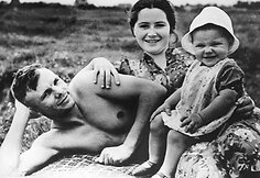 Jurijus Gagarinas su žmona Valentina ir dukra Jelena 1960 m. birželio 1 d.