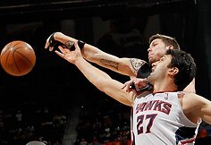 Mike'as Milleris ir Zaza Pachulia (balta apranga)