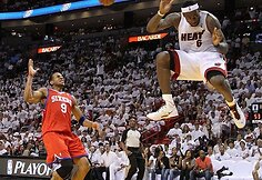 Andre Iguodala ir LeBronas Jamesas