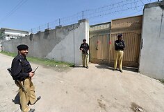 Pakistano policininkai stovi stovyklos vartų, kurioje buvo nukautas Osama bin Ladenas