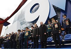 Dimitrijus Medvedevas ir Vladimiras Putinas su Antrojo pasaulinio karo veteranais