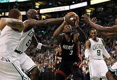 Dwyane'as Wade'as (centras) apsuptas Bostono &bdquo;Cletics&ldquo; krep&scaron;ininkų