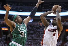 Paulas Pierce'as ir LeBronas Jamesas